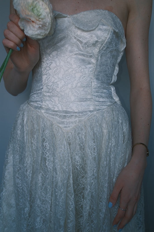 Strapless bridal dress